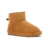 Botas cortas estilo pantubota de cuero gamuzado color camel, con diseño resistente al agua y suela plana.