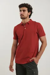 Remera tipo polo de manga corta, color negro, con cuello clásico y cierre frontal de botones.