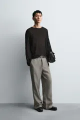 Pantalón de corte flare fit, con diseño de estructura sutil, bolsillos frontales y bolsillos traseros de vivo. Cuenta con cierre frontal de cremallera y botón.
