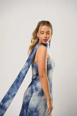 Vestido largo strapless de tela batik con tajos laterales y lazo para el cuello.