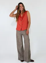 Pantalon de lino a rayas, con corte ancho y relaxed fit.