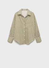 Camisa de corte regular con estampado de rayas verticales en color verde oliva y blanco. Presenta cuello camisero, cierre frontal con botones, mangas largas con puños abotonados y un bolsillo de parche en el pecho con diseño de rayas en contraste.