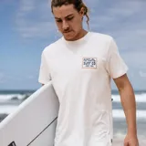 Remera Rip Curl de manga corta, color beige con estampa pequeña en el pecho y estampa grande en la espalda con diseño de surf, corte estándar.