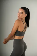 Conjunto deportivo gris compuesto por un top con tirantes finos y calzas de cintura alta.