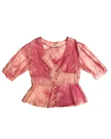 Camisa rosada con efecto tie-dye, escote en V, mangas 3/4 abullonadas con elástico en los puños y abotonadura frontal.