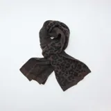 Bufanda de tejido de punto con estampado de leopardo en tonos marrón y negro.