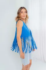 Chaleco azul eléctrico de cuero con flecos largos.