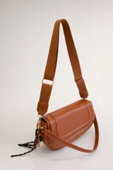 Cartera bandolera de tamaño compacto en color camel, con diseño estructurado y solapa frontal. Incluye doble asa: una corta fija de cuero sintético y una correa larga estilo sport regulable. Cuenta con cierre de cremallera y broche imantado, además de un detalle de llavero colgante.