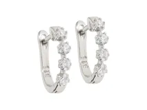 Aros tipo argolla pequeña de plata 925, decorados con una hilera de cuatro circonias brillantes engastadas en la parte frontal.