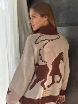 Campera de punto de algodón color beige y marrón, con diseño estampado de un jinete en la espalda, cuello alto y cierre frontal.
