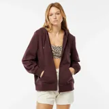 Buzo con cremallera y capucha color borgoña, con bolsillos laterales y cordones ajustables en la capucha.