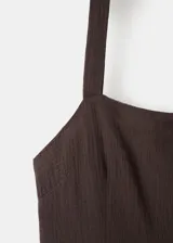 Vestido midi de 100% algodón con textura de bámbula, color marrón, con escote cuadrado, tirantes anchos y falda con caída amplia.