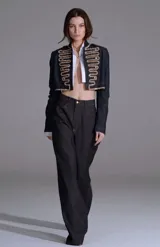 Pantalón wide leg de mujer en denim oscuro, con cintura definida, pliegues suaves y costuras a contraste.