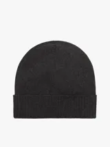 Gorro tipo beanie de punto canalé en color gris oscuro, con vuelta y logo de la marca bordado en la parte frontal.