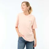 Camiseta oversize de color rosado con cuello redondo y mangas cortas. En la espalda presenta un estampado gráfico que incluye la leyenda "DELIZIOSO SICILIA", rayas verticales y frutas cítricas con hojas.