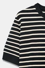 Jersey de punto de manga corta con cuello redondo, a rayas horizontales blancas y negras.