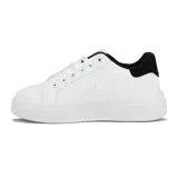 Zapatillas urbanas blancas con plataforma, cordones y detalle de contorno del tobillo en negro.