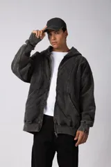 Campera con capucha y cierre frontal, de corte oversize y acabado acid wash. Presenta costuras curvas estructuradas en el frente y la espalda, bolsillos tipo canguro y puños acanalados.