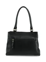 Cartera de mano color negro con textura granulada, diseño estructurado, doble asa superior y detalle de colgante decorativo con nudo en tono nude.