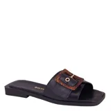 Sandalias planas de mujer Bottero, color negro, con una tira ancha en el empeine decorada con una hebilla grande de carey. Tienen punta cuadrada y suela baja.