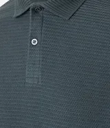 Camisa polo de corte regular, color verde oscuro, confeccionada en tejido texturizado. Presenta cuello clásico con botones frontales y mangas cortas.