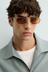 Camisa de corte relajado confeccionada en tejido mezcla de lyocell, con cuello solapa, manga corta y cierre frontal con botonadura oculta.