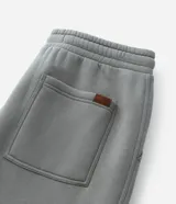 Pantalón de corte recto confeccionado en tejido de algodón y poliéster, con cintura elástica, cordón de ajuste y bolsillos laterales.