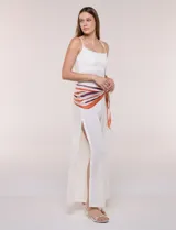 Pañuelo de gasa liviana con diseño estampado de rayas en tonos beige, naranja y azul marino, con detalles geométricos de tiras y herrajes.