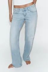 Jeans de tiro bajo y cinco bolsillos, de pierna ancha y larga. Cuenta con cierre frontal con cremallera y botón metálico.