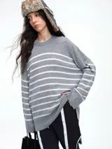 Sweater de tejido de punto con cashmere, de corte relajado y diseño a rayas horizontales. Presenta cuello redondo, hombros caídos y mangas amplias.