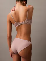 Bombacha de corte bikini confeccionada en microfibra ligera, con diseño de pierna alta y cobertura total en la parte trasera. Presenta cintura elástica con detalle de logo de la marca.