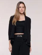 Cardigan negro de tejido elastizado con textura lisa, frente abierto sin botones y solapas amplias de caída drapeada. Cuenta con mangas tres cuartos y ruedo asimétrico.