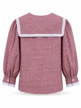 Blusa marinera de cuadrille celeste y blanco, con cuello marinero amplio, mangas largas abullonadas y puños anchos con detalles bordados en el borde. Cierre frontal con botones blancos.