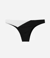 Bombacha de bikini de microfibra con diseño color block en blanco y negro, con recorte lateral texturado y detalle metálico.