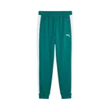 Pantalón deportivo Puma modelo Essentials T7, color verde con franjas laterales blancas y logo de la marca bordado en el frente. Cuenta con cintura elástica, bolsillos laterales con cierre y puños acanalados en los tobillos.