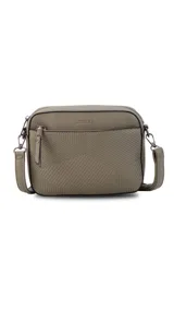 Bandolera color bordó con diseño texturizado geométrico en el frente, bolsillo frontal con cierre, bolsillo trasero con cierre y compartimento principal con divisiones. Incluye correa extensible.