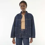 Campera vaquera azul oscuro con bolsillos de parche delanteros, cierre frontal de botones metálicos y costuras contrastantes en tono tostado.
