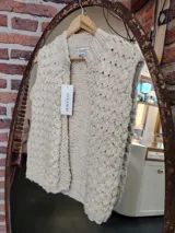 Chaleco tejido a mano en lana merino natural color crema, con cuello alto y diseño calado.