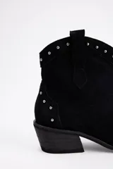 Botas texanas cortas de cuero vacuno color negro, con diseño de punta fina y taco cuadrado. Presentan detalles de tachas metálicas plateadas distribuidas en la parte frontal y lateral.