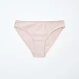 Pack de cinco braguitas de corte clásico, confeccionadas en algodón. El pack incluye una unidad gris oscuro lisa, una blanca lisa, una a rayas horizontales blancas y grises, una rosa pálido lisa y una verde menta con estampado de pequeñas flores blancas.