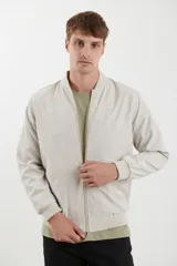 Campera tipo bomber color natural con cierre frontal y cuello, puños y cintura acanalados.