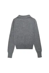 Sweater de punto color gris con cuello estilo polo, cierre frontal con botones y mangas largas.