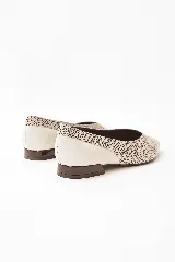 Chatitas de cuero con diseño combinado, punta fina, taco bajo y estampado de lunares.