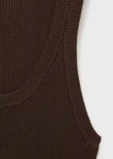 Top de punto acanalado color marrón, con cuello redondo y diseño sin mangas entallado al cuerpo.