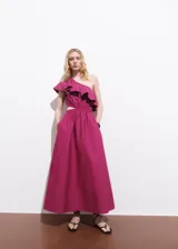 Vestido midi de algodón color fucsia, con diseño evasé, cuello asimétrico de un solo hombro con volantes, detalles cut-out en los laterales de la cintura y falda amplia.