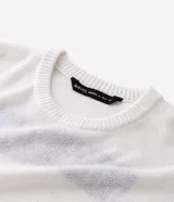 Remera de corte oversized confeccionada en tejido jacquard de color blanco con textura calada. Presenta mangas cortas, cuello redondo y un diseño gráfico deportivo con el número 23 en color negro en la parte frontal.