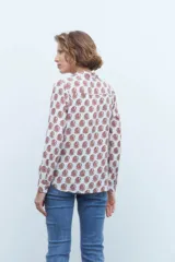 Camisa blanca con estampado paisley color ladrillo, de manga larga y corte clásico.