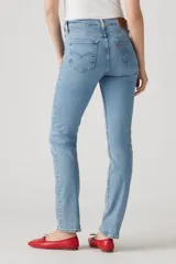 Pantalón de jean celeste de corte recto, tiro alto y calce ajustado.