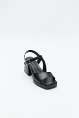 Sandalias plateadas con plataforma fina y taco ancho forrado. Incorporan pulsera con hebilla metálica y capellada ancha.