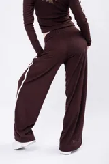 Pantalón tipo palazzo de corte amplio y fluido, color negro, con doble línea lateral blanca y cintura elástica.